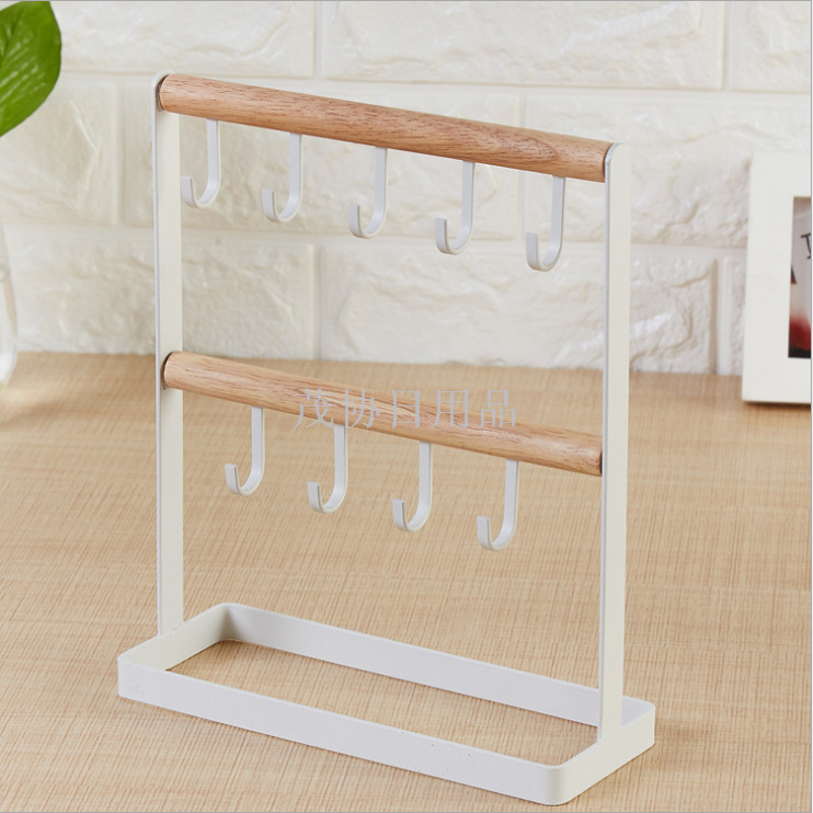 الرفوف التي تعرض الأقراط في أيام حديد هي عبارة عن علب حزم قلائد منزلية Specification image