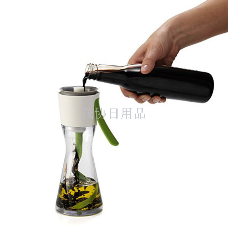 Juice cups Plastic cups coffee cups. Salad dressing and oil hand mixing cup