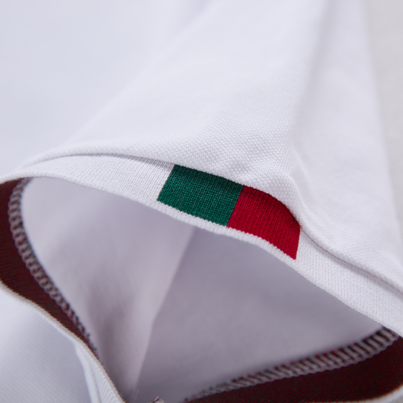 شاب شاب شاب شاب اسمه بول هورن، وهو مصنِّع لباس Specification image