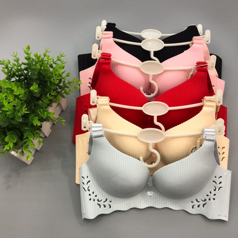 One-piece underbra without underwire, gathering girls, thick and thin small bras, sexy, slimming and adjustable underwear Application Scenario