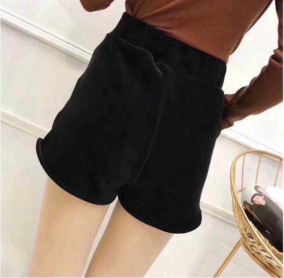 Velvet boots and pants are versatile for women. They are thick and fashionable wide-leg loose thick shorts for autumn and winter Application Scenario