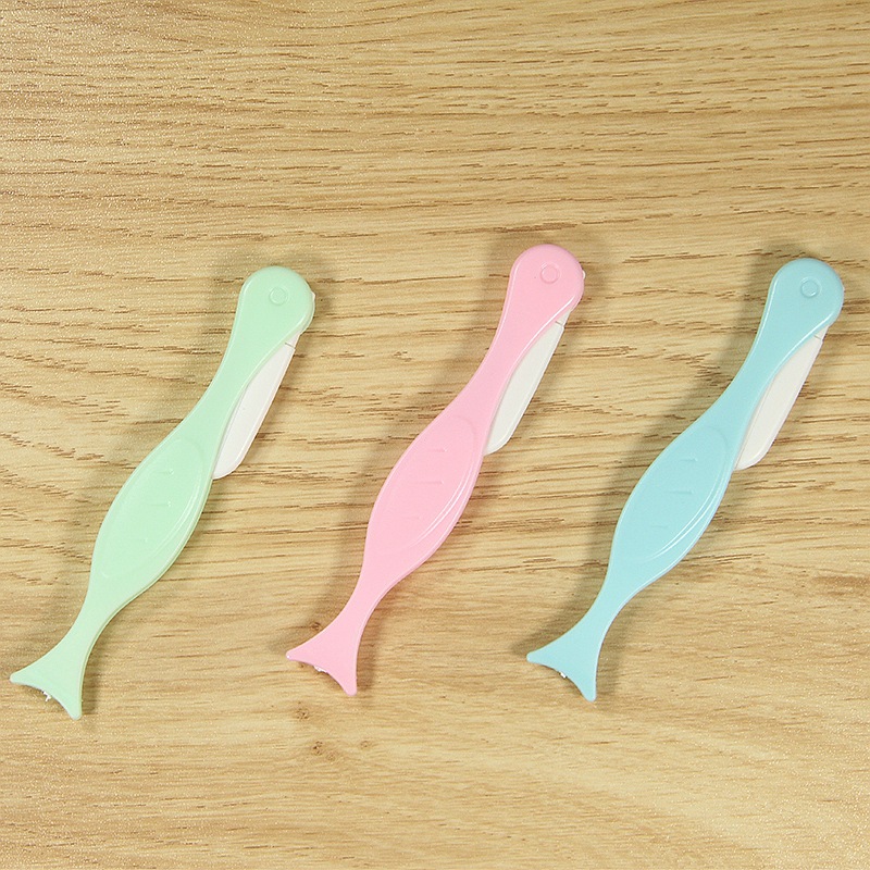 Micro folding eyebrow shaving knife, eyebrow trimming tool, novice eyebrow shaving blade, color makeup tool Application Scenario