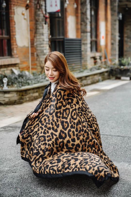 New Ladies European And American Fashion Leopard Print Scarf details Picture