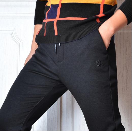 This is a new thick, fleece men's casual pants from a trendy brand for autumn and winter. They are versatile, trendy, and slim-fit casual pants details Picture