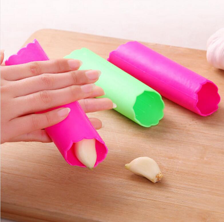Kitchen helper Garlic peeler Garlic canister Garlic peeler Roll garlic canister plastic garlic peeler