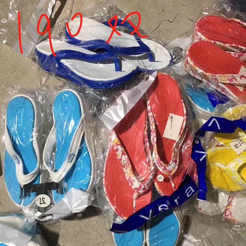 Mixed men's and women's flip-flops, three styles, 1,230 pairs details Picture