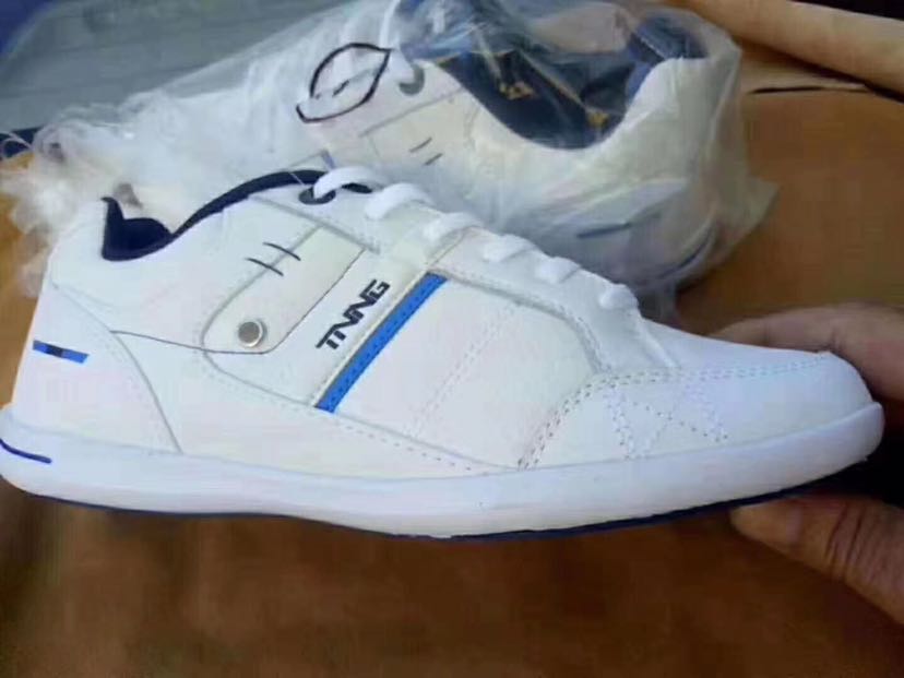 Boys' and girls' shoes, in stock Application Scenario