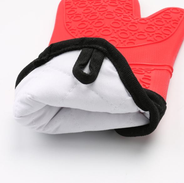 Thickened high-temperature resistant, heat-insulating and heat-resistant hand gloves with slanted openings, large cotton waterproof, microwave oven and oven anti-slip gloves Application Scenario