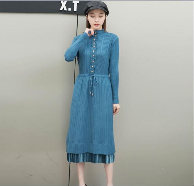 A knee-length drawstring waist-cinching knitted dress with a long semi-high neck pullover sweater and long sleeves for women Application Scenario