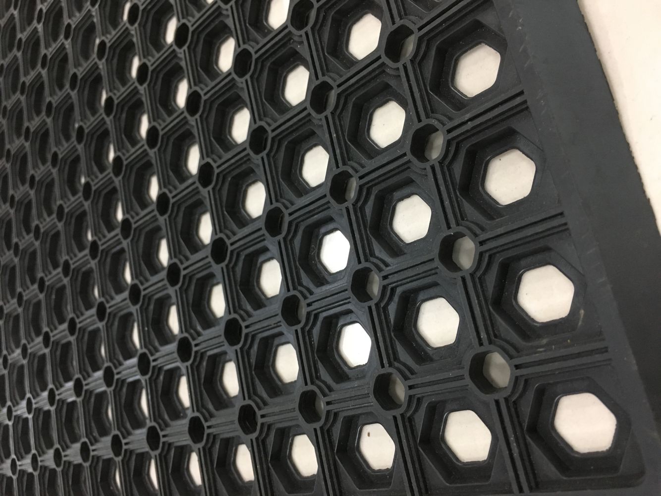 Black rubber small hexagonal floor mat, PVC floor mat, kitchen anti-slip foot, rubber door mat, foot mat, waterproof anti-slip foot mat, door mat, foot mat, 40*60CM Specification drawing