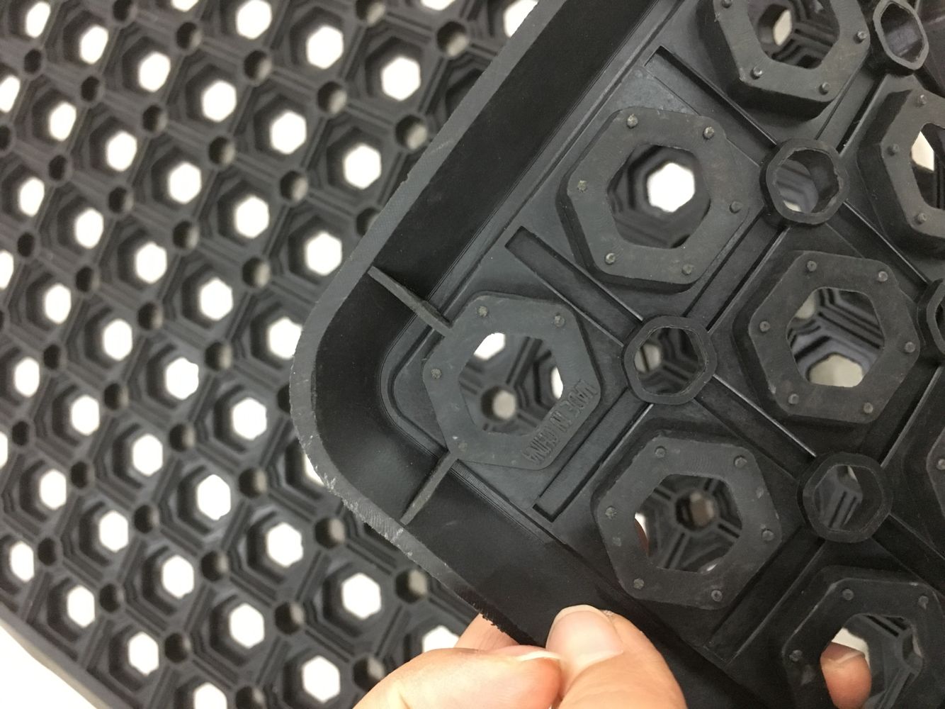 Black rubber small hexagonal floor mat, PVC floor mat, kitchen anti-slip foot, rubber door mat, foot mat, waterproof anti-slip foot mat, door mat, foot mat, 40*60CM Application Scenario