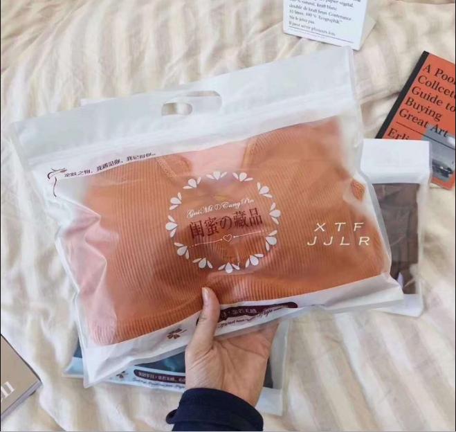 The "Little Fairy Warm Vest" is a women's underwear base layer with a chest cushion, leaving no marks and no steel rings Application Scenario