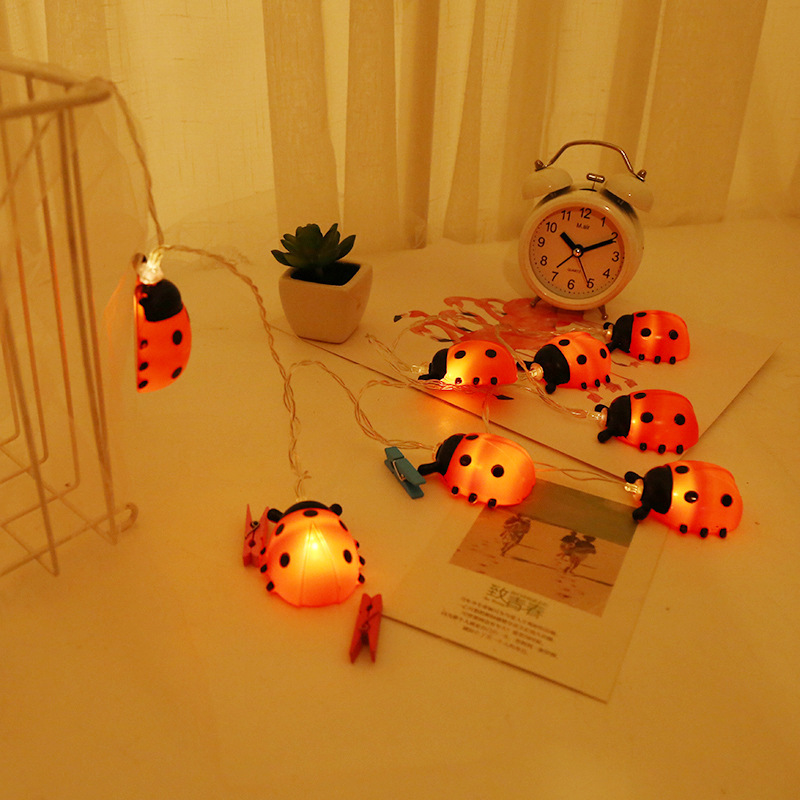 Lovely girl girl heart room decorated with lanterns penguin little yellow chicken lamp string Specification drawing