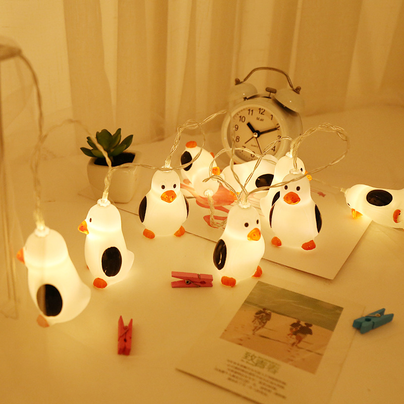 Lovely girl girl heart room decorated with lanterns penguin little yellow chicken lamp string details Picture