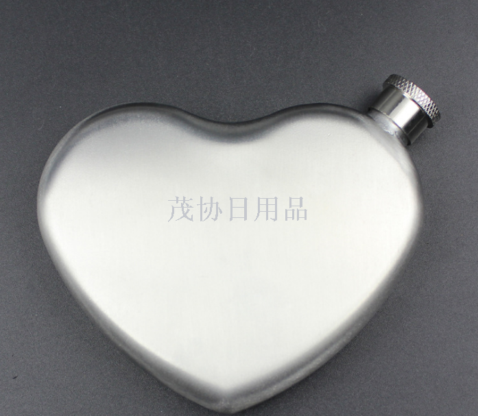4.4 Oz Food grade 304 stainless steel small wine bottle Russian small wine bottle portable cross-border love wine bottle
