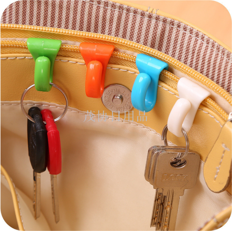 Creative bag bag hook built-in key clip keychain clip easy to carry the hook