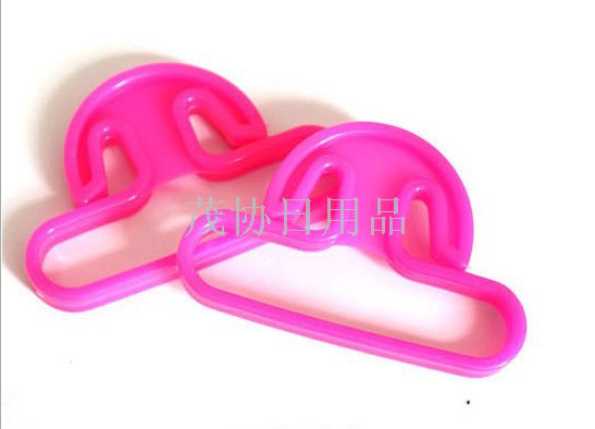 Plastic vegetable carrying device, no grip on hands, shopping bag, plastic bag carrying device, effortless vegetable carrying device, item carrying device, hand carrying device Specification image