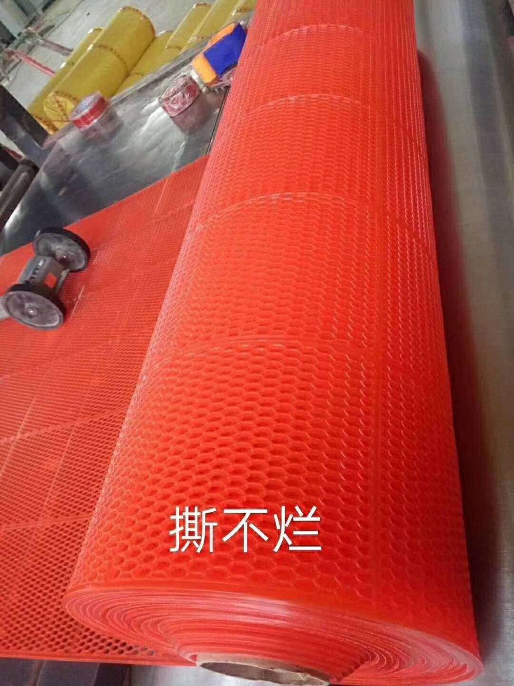 Transparent hollowed-out small hexagonal sheet kitchen anti-slip mat, plastic anti-slip waterproof mat, door anti-slip mat full figure