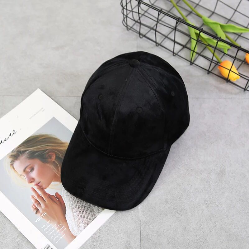 The velvet winter hip-hop cap with a glossy baseball cap is fashionable details Picture