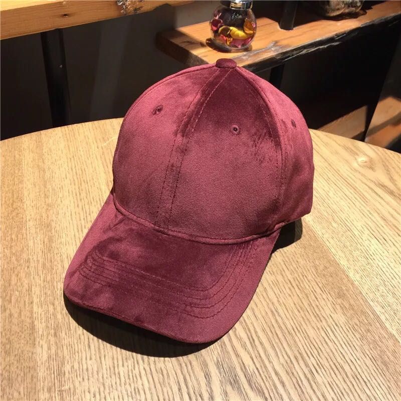 The velvet winter hip-hop cap with a glossy baseball cap is fashionable