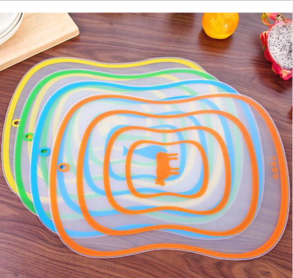 Transparent, flexible and frosted classified cutting board, plastic fruit cutting board, small size Application Scenario