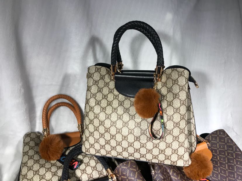 女士胸包实物图