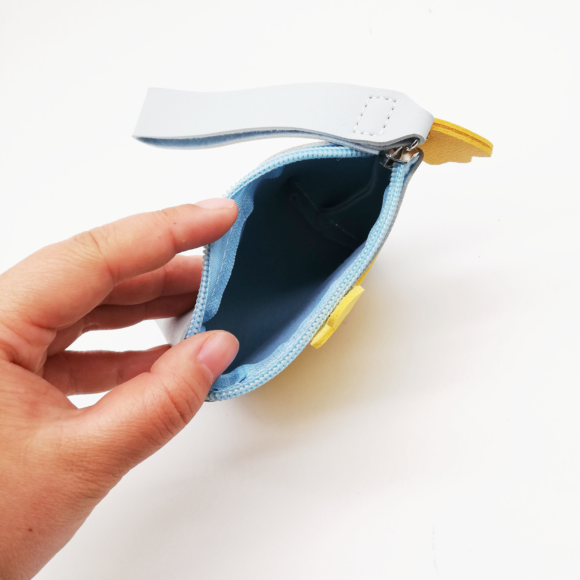 Jinjiduo coin purse, cartoon Little Yellow duck coin purse, Korean version student and children's fashionable clutch coin purse wholesale Application Scenario