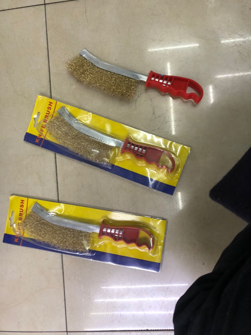 Knife-shaped wire brush, use for treatment health, treatment of rust, etc