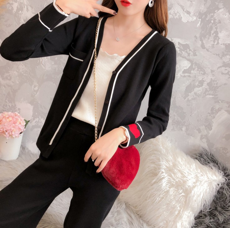Early spring set: V-neck single-breasted heart-shaped sweater, ploversized knitted nine-inch pants, two-piece set for women details Picture