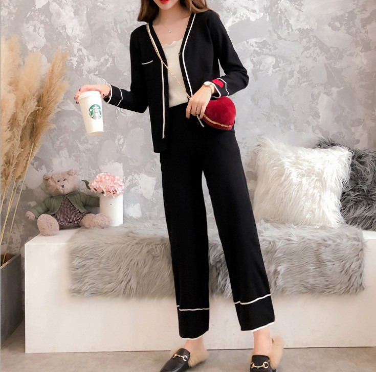 Early spring set: V-neck single-breasted heart-shaped sweater, ploversized knitted nine-inch pants, two-piece set for women Specification image