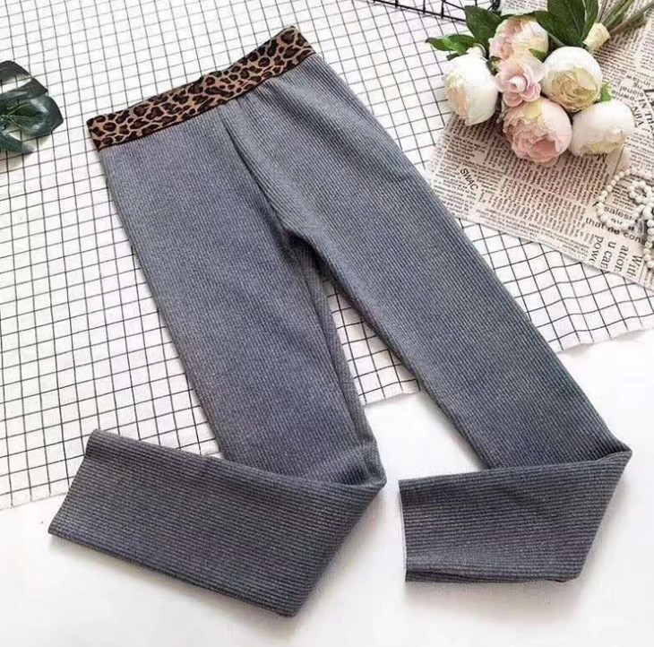 Wear a pair of thin, elastic and form-fitting Korean-style high-waisted capri pants with leopard-print waist vertical striped cotton lees over them Application Scenario