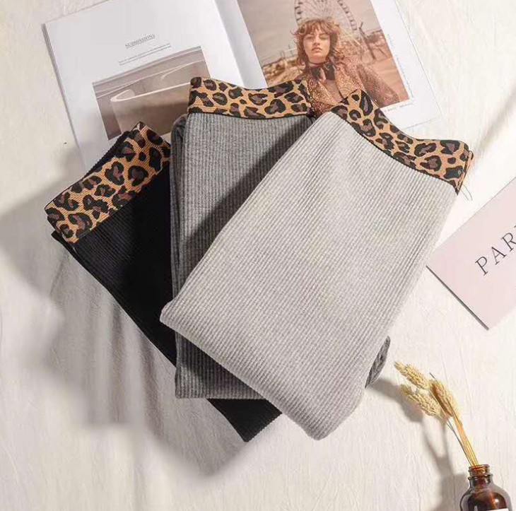 Wear a pair of thin, elastic and form-fitting Korean-style high-waisted capri pants with leopard-print waist vertical striped cotton lees over them