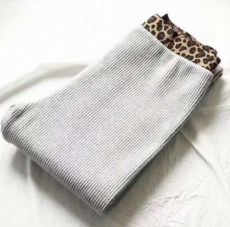 Wear a pair of thin, elastic and form-fitting Korean-style high-waisted capri pants with leopard-print waist vertical striped cotton lees over them Specification image