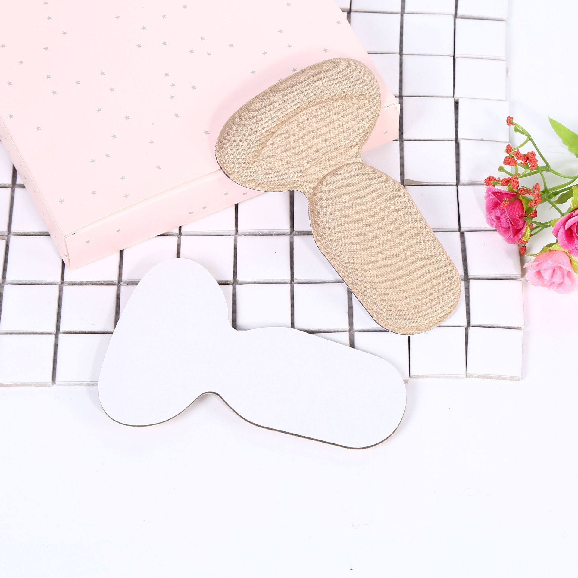 The two-in-one sponge does not fit the foot halfway pad to prevent the heel from falling off and to prevent rubbing the feet. The shoe is attached to the shoe halfway pad Application Scenario