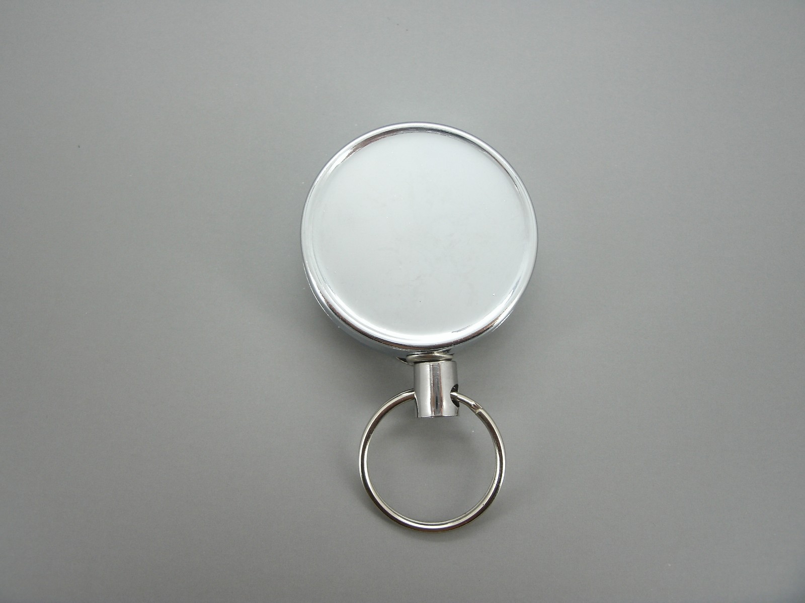 Factory Direct Sales Diameter 5 Cm Metal Cable Puller Metal Telescopic Key Chain Application Scenario