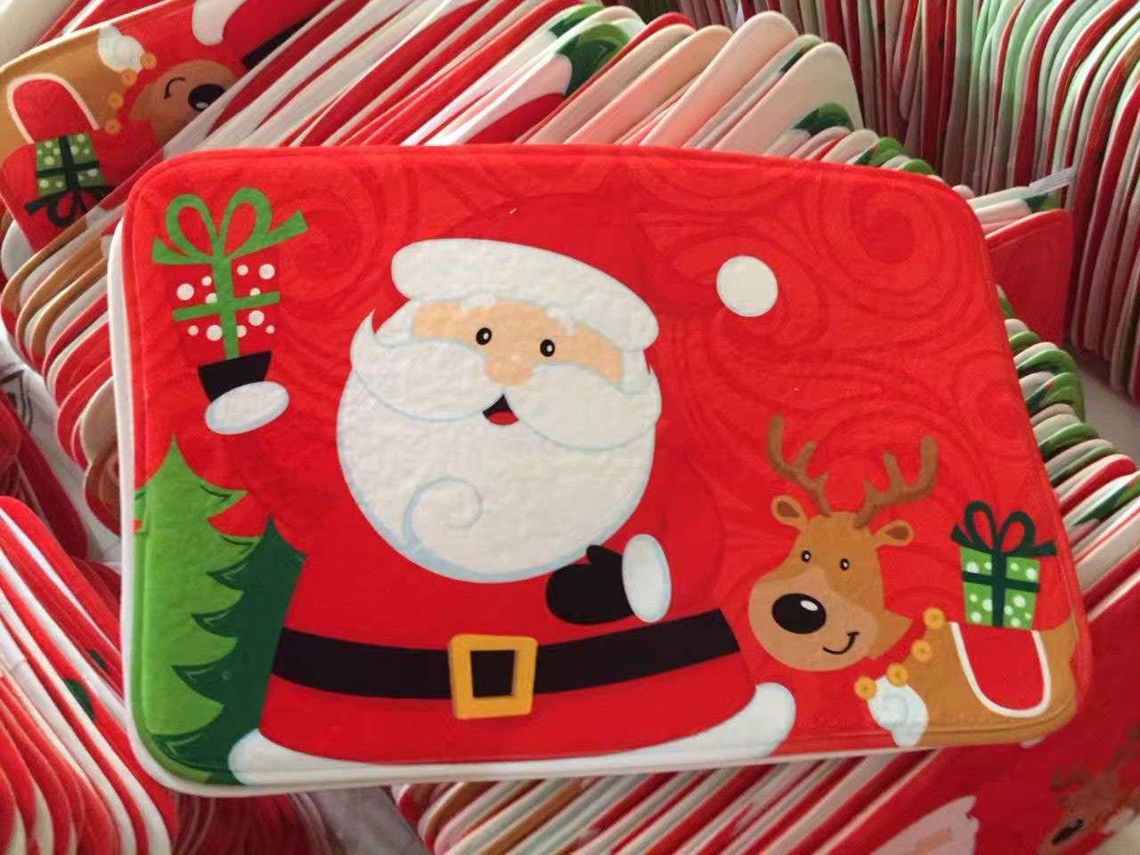 0.8cm flannel Christmas pattern printed floor mat, water-absorbing anti-slip mat, Christmas floor mat, foot mat, door mat details Picture