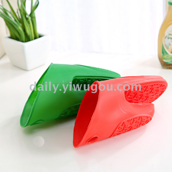Microwave oven heat-resistant hand covers