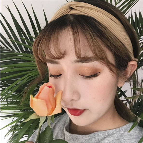 Korean style fashionable new hair accessories, headwear, knitted fabric, cross-knotted hair bands, elastic and sweet hair bands Application Scenario