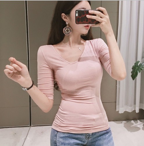 Dongdaemun's spring collection features a unique V-neck, thin, sexy and slimming three-quarter sleeve base layer T-shirt that is versatile for women