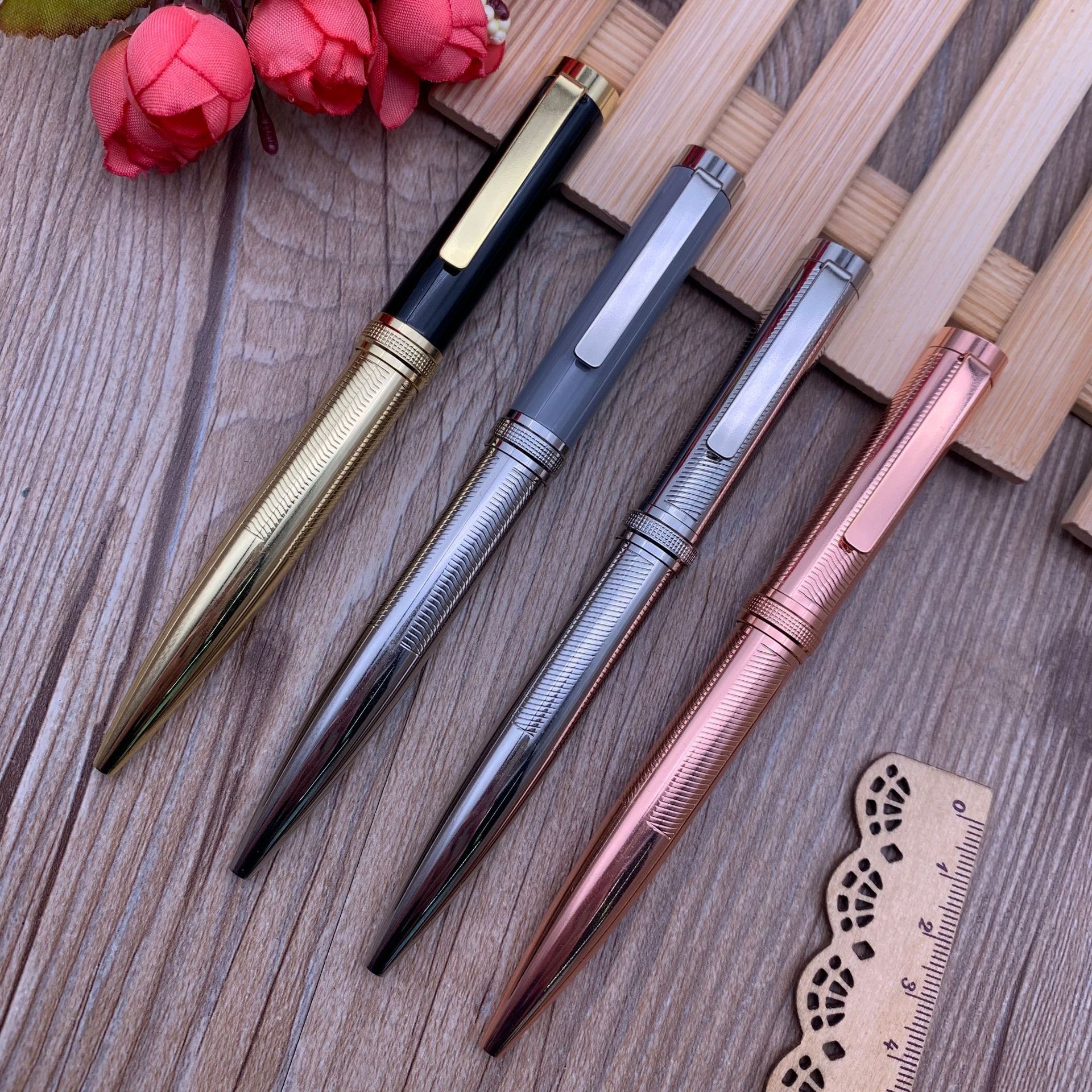 The new metal ballpoint pen can be customized with logos. It is a high-end gift pen, a high-end advertising pen and a business pen