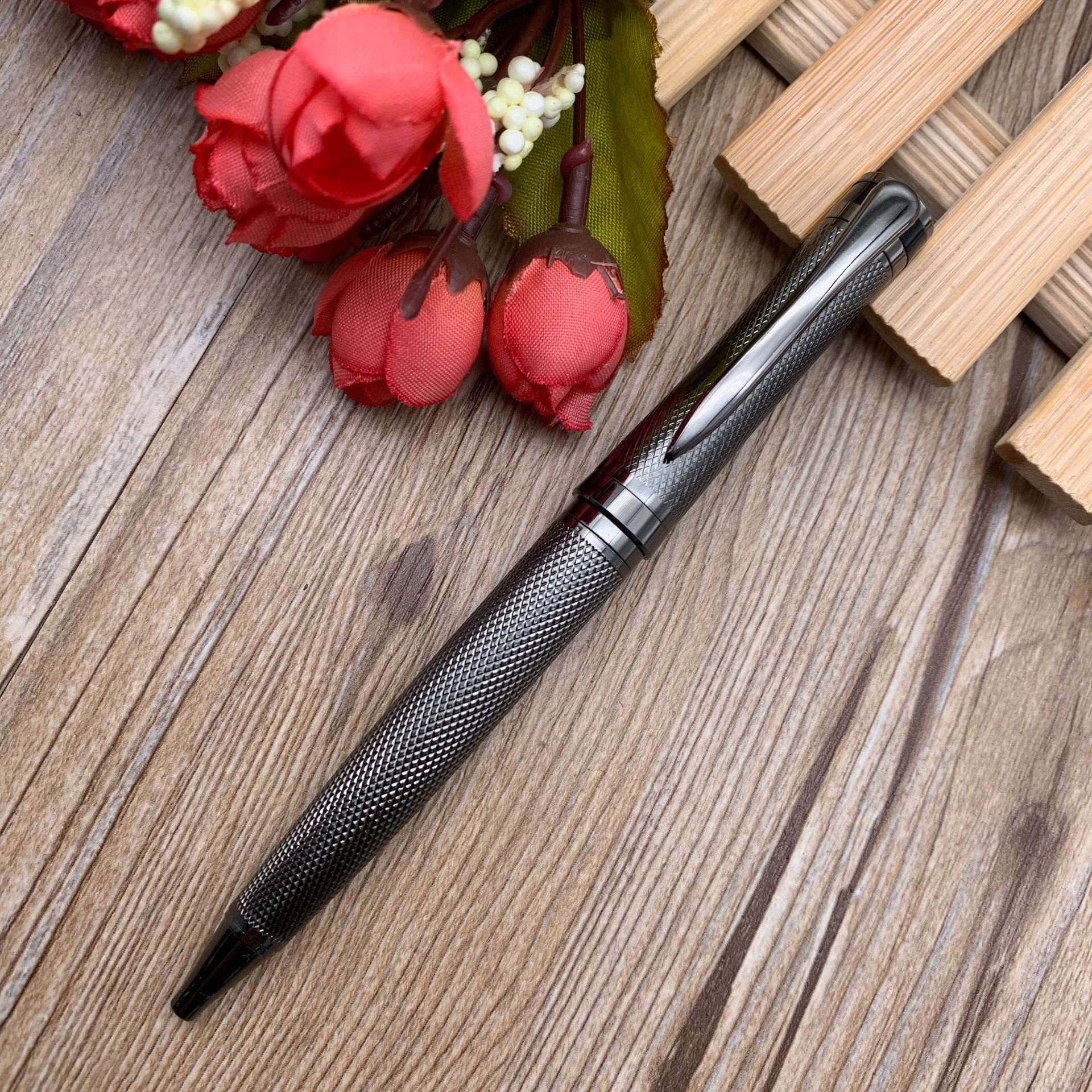 New high-end ballpoint pens, metal ballpoint pens, high-end gift pens, advertising pens, customizable logos Application Scenario