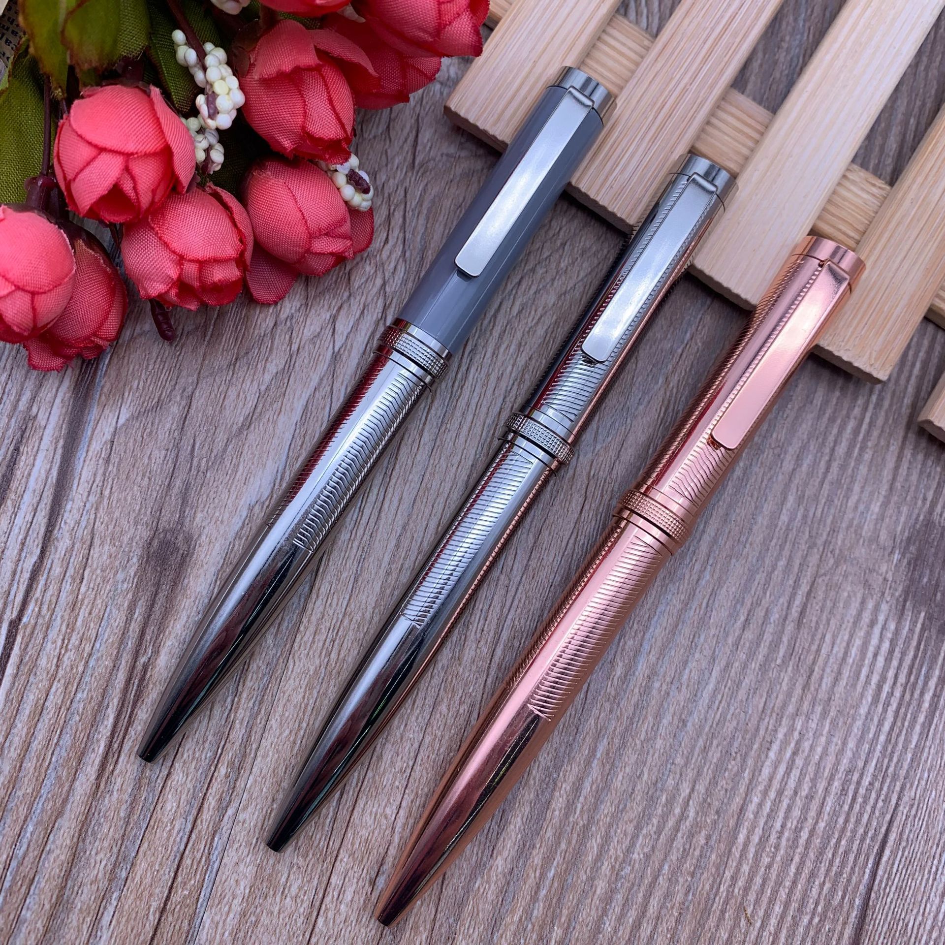 The new metal ballpoint pen can be customized with logos. It is a high-end gift pen, a high-end advertising pen and a business pen details Picture