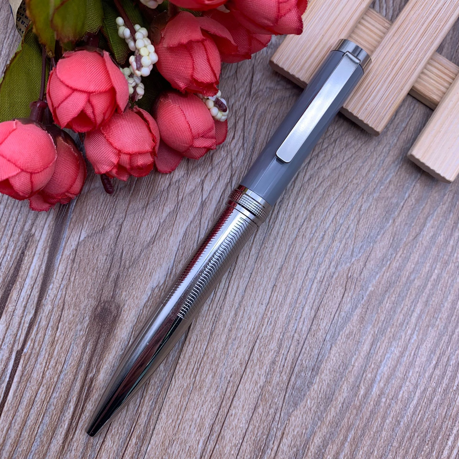 The new metal ballpoint pen can be customized with logos. It is a high-end gift pen, a high-end advertising pen and a business pen Application Scenario
