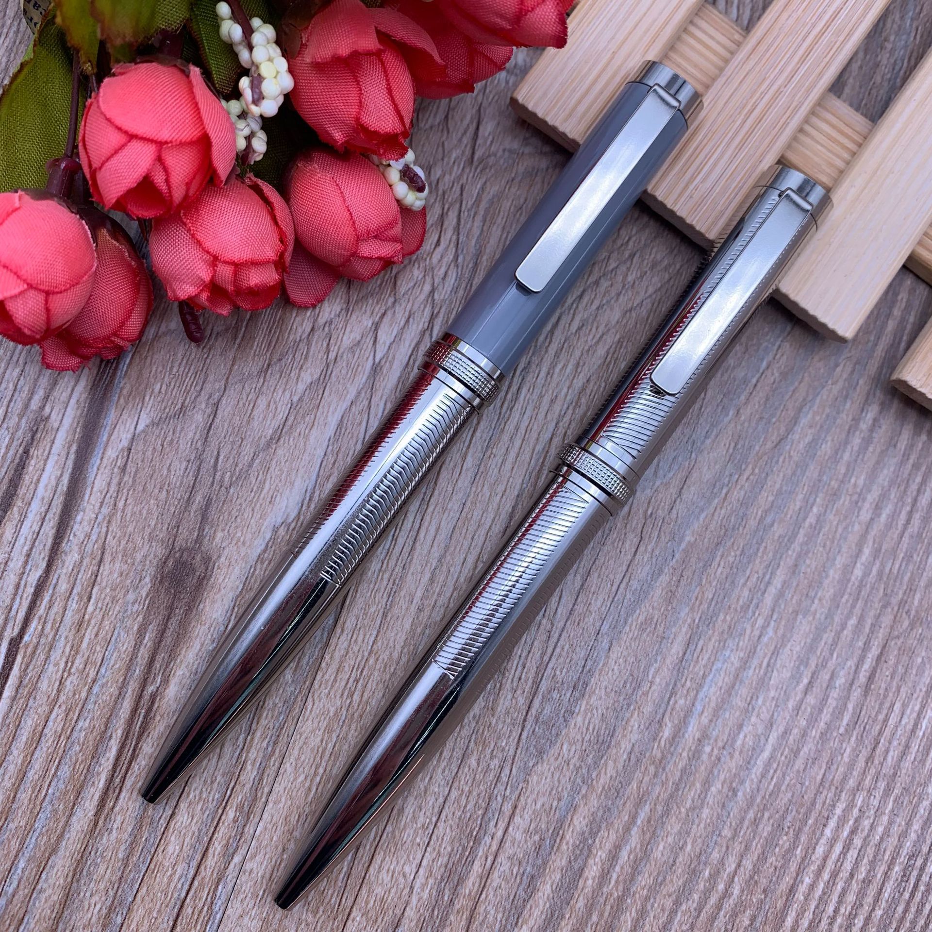 The new metal ballpoint pen can be customized with logos. It is a high-end gift pen, a high-end advertising pen and a business pen Specification image