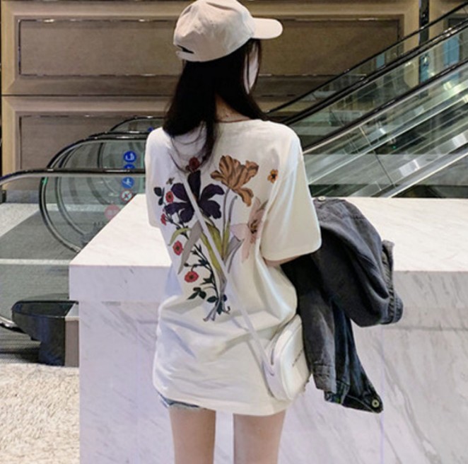 Spring and Summer new collection: A mid-length, loose short-sleeved T-shirt with simple letters and floral prints on the back for women Specification image