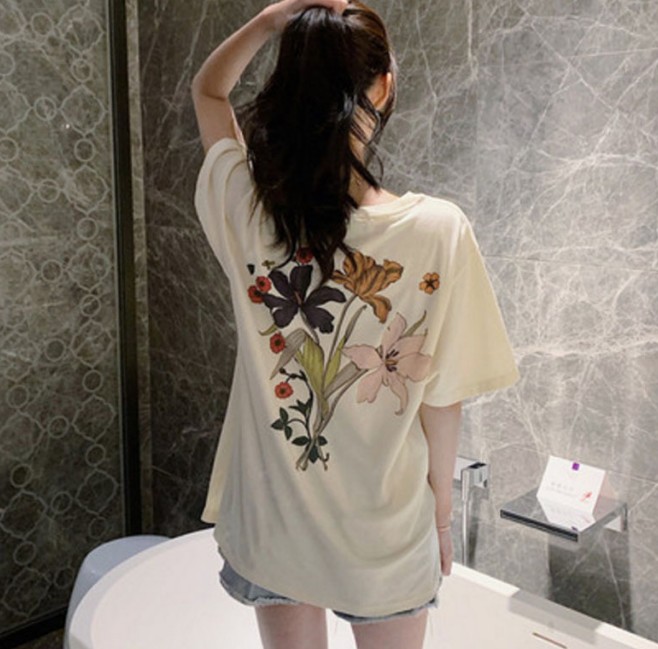 Spring and Summer new collection: A mid-length, loose short-sleeved T-shirt with simple letters and floral prints on the back for women Application Scenario