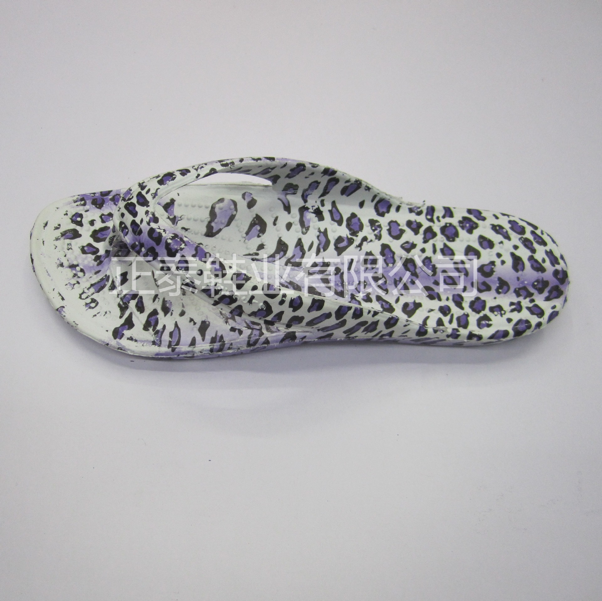 The manufacturer customizes one-time injection molded EVA printed herringbone slippers with toe clips and can customize patterns details Picture