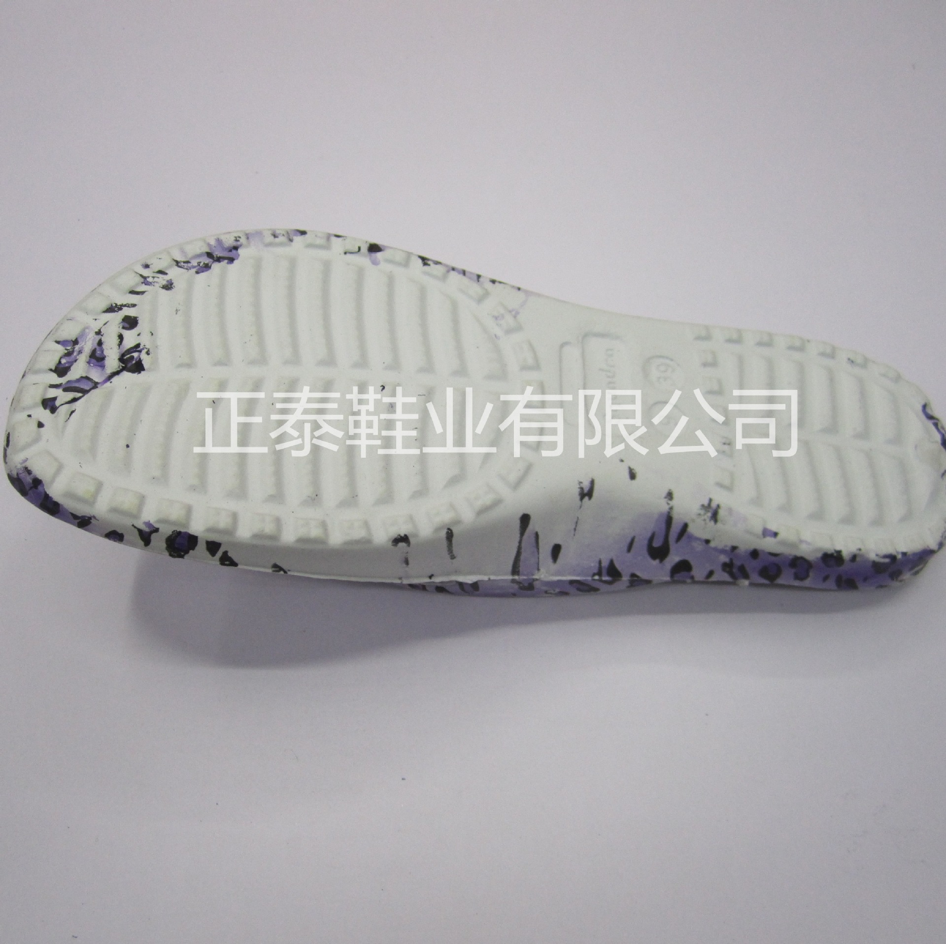 The manufacturer customizes one-time injection molded EVA printed herringbone slippers with toe clips and can customize patterns Specification image