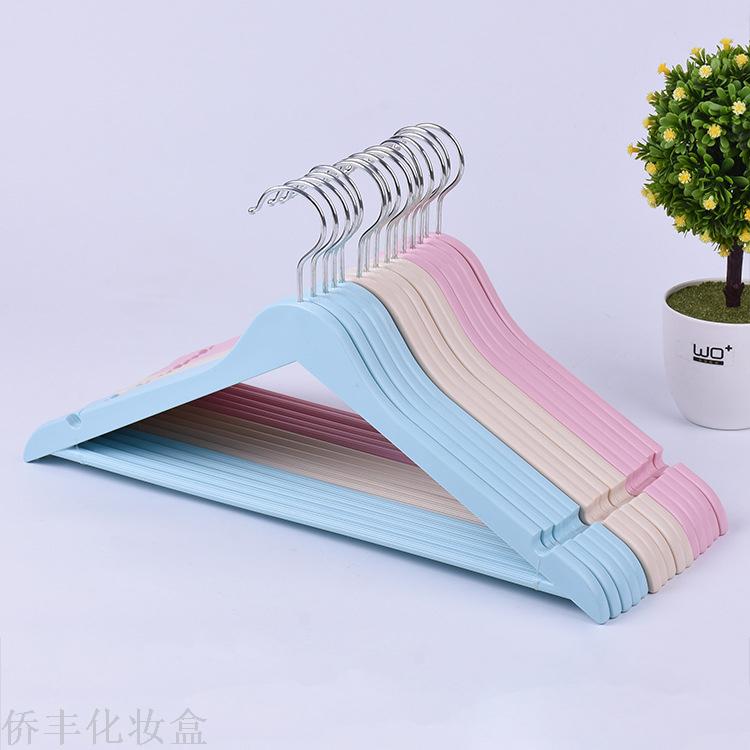 厂家直销家用衣柜衣架干湿两用成人彩色仿木头塑料挂钩衣架晒衣架。