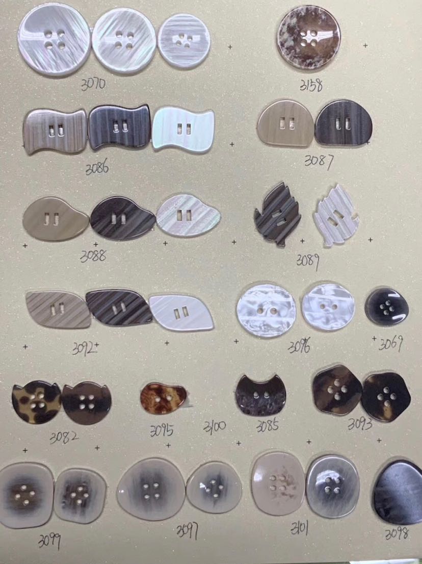 各种树脂异形钮扣产品图